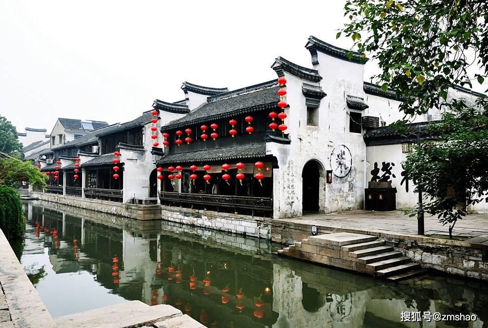 迪拜王储妃谢克哈娘家人实力爆出,宫外豪宅堪比皇宫,同父异母妹妹是画家